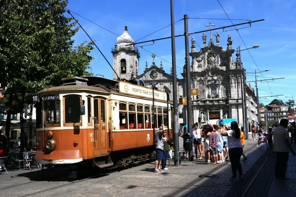Una toma urbana o de calle de una zona residencial de Oporto o sus alrededores