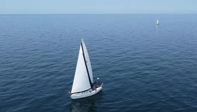 Velero en altamar adaptado para la migración nómada en embarcación particular estilo liveaboard.