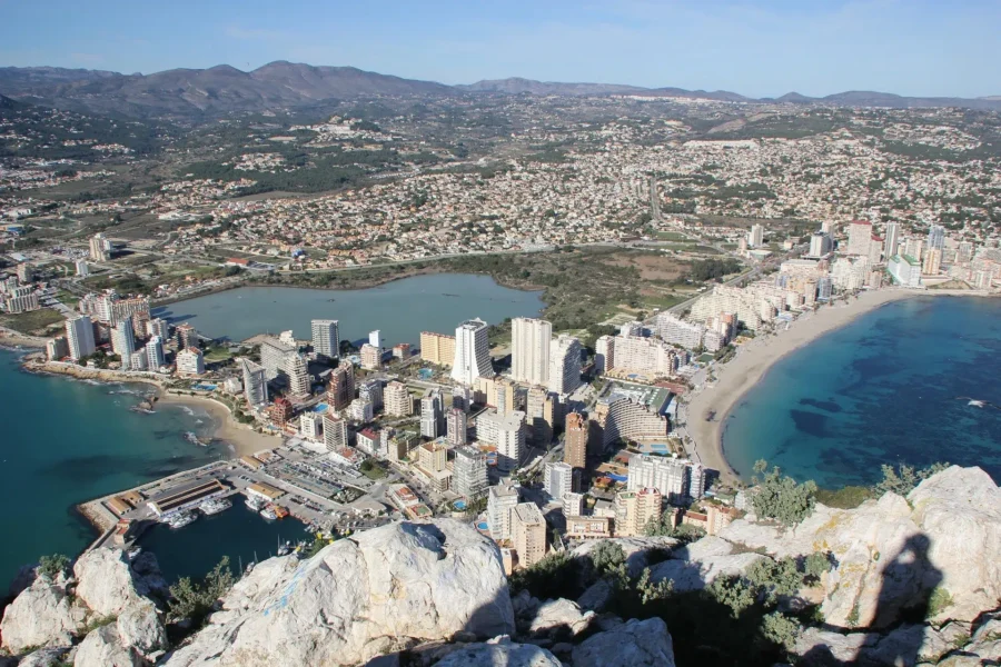 Vista aérea panorámica de la costa de Alicante, el mar Mediterráneo y sus zonas residenciales.
