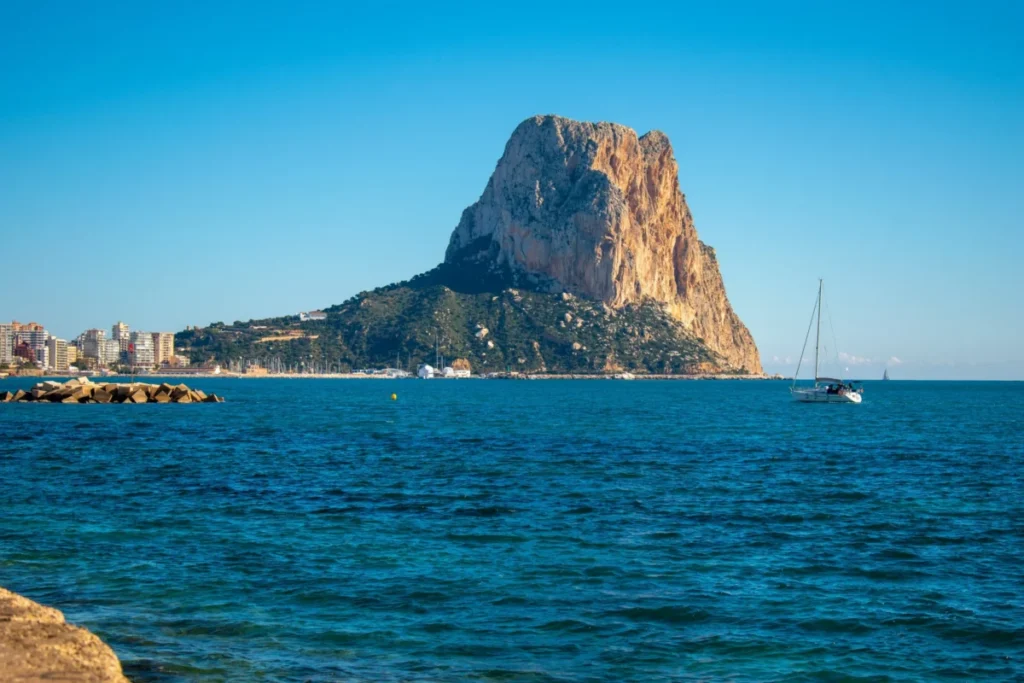 Vista panorámica del Peñón de Ifach en la Costa Blanca para quienes planean emigrar a Calpe España.