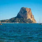 Vista panorámica del Peñón de Ifach en la Costa Blanca para quienes planean emigrar a Calpe España.