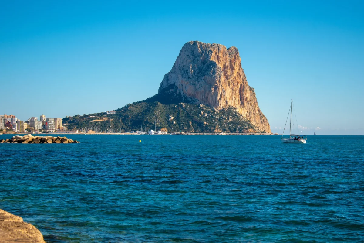 Vista panorámica del Peñón de Ifach en la Costa Blanca para quienes planean emigrar a Calpe España.